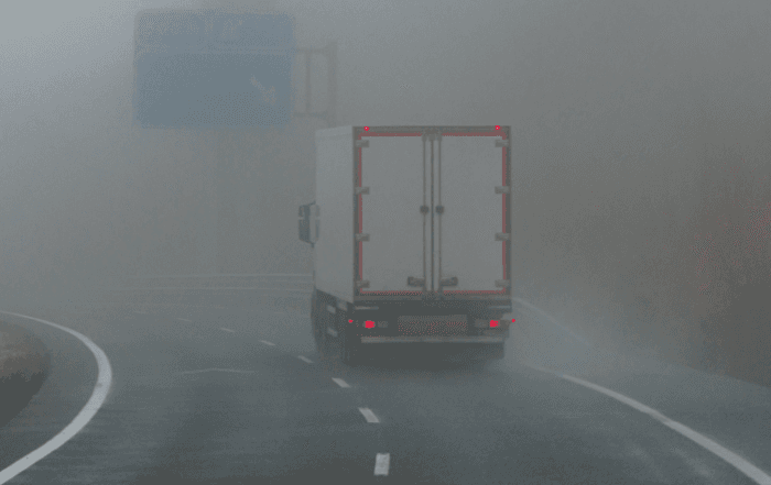 Dirigir com neblina: guia de sobrevivência e manutenção do caminhão no inverno