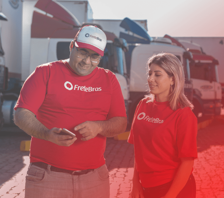 Caminhoneiro Fretebras acessando aplicativo